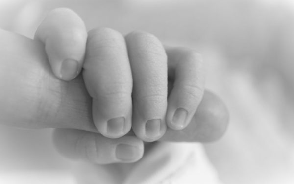 Немовля прожило лише 55 днів: акушера приватної клініки звинувачують в смерті дитини