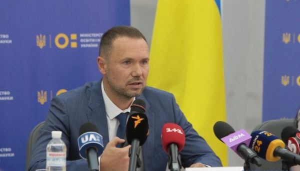 Нові правила: Шкарлет обіцяє, що в підручники більше не пропустять «нісенітниць»
