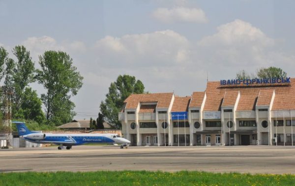 Показали, як зараз виглядає аеропорт в Івано-Франківську: “будівля тримається на чесному слові”
