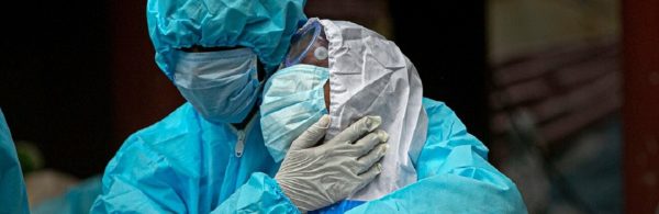 “Штам “Омікрон” “запікає” легені та випарює хворого зсередини, жахіття зупинити не вдається”: медики про загрозу вірусу