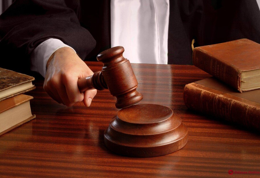 Суд вперше став на бік вчительки, відстороненої за відмову вакцинуватися