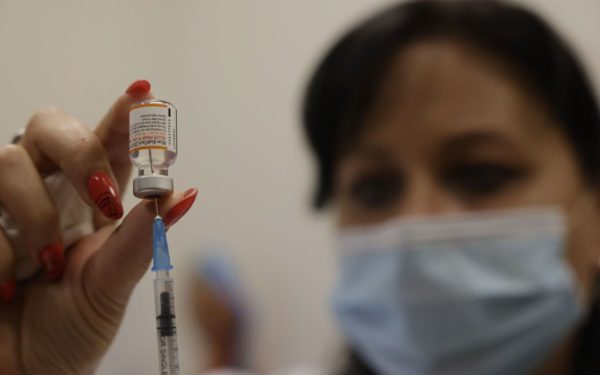 Вакцина Pfizer стала менш ефективною під час останньої хвилі COVID-19 — вчені з ПАР