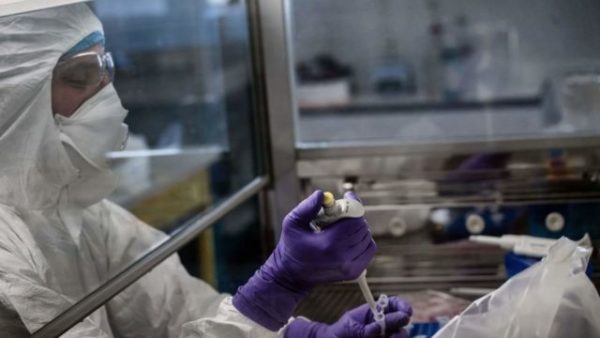 Вчені пояснили, чому деякі люди не заражаються COVID-19 після контакту з хворими