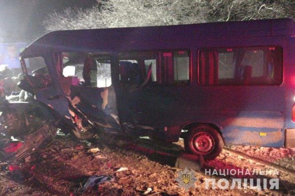 “Відразу 9 потерпілих”: з’явилося відео з місця ДТП за участю рейсового автобуса і автомобіля (ВІДЕО)