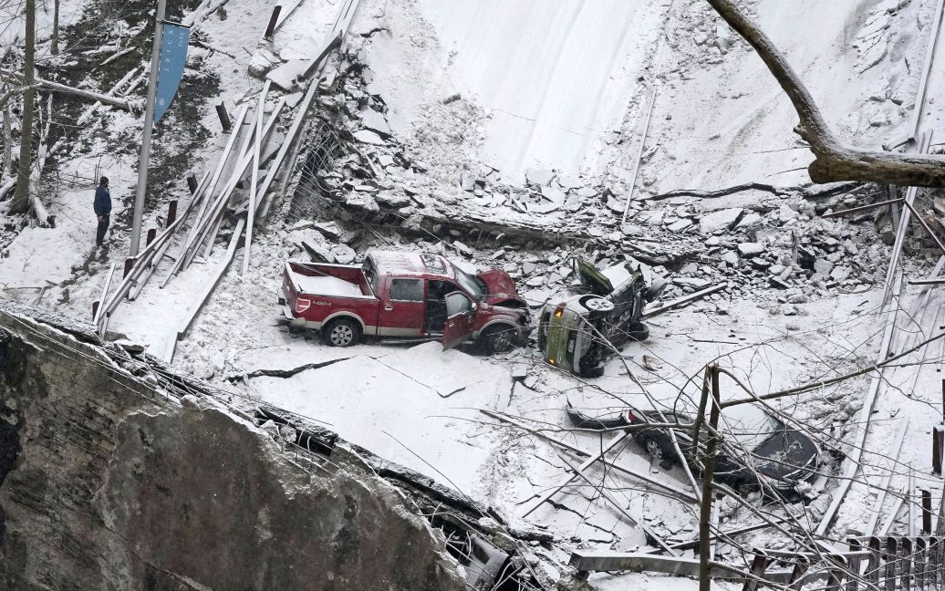 У Мережі показали фото з місця масштабного обвалу мосту з пасажирським автобусом у США