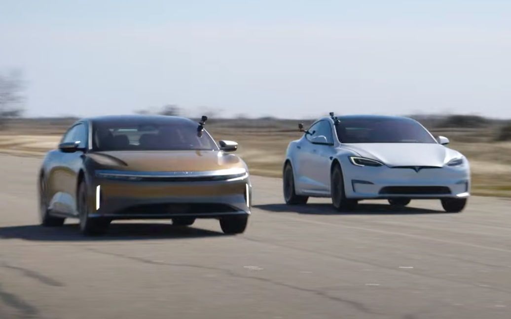 Понад дві тисячі “коней” на двох: у Мережі показали битву Tesla Model S Plaid та Lucid Air (відео)