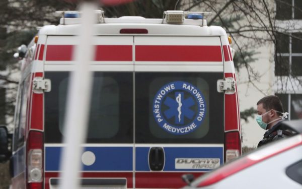 У Польщі петарда влучила 25-річному українцю в око: його рятують медики