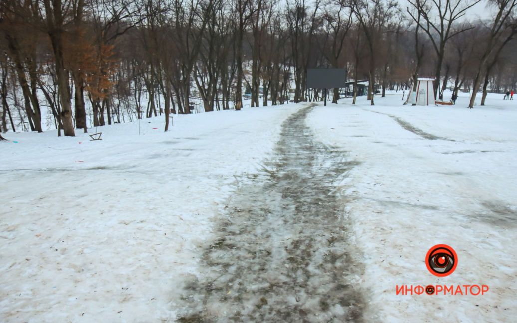 Вдарився спиною об дерево: з’явилися подробиці загибелі чоловіка на очах доньки у парку
