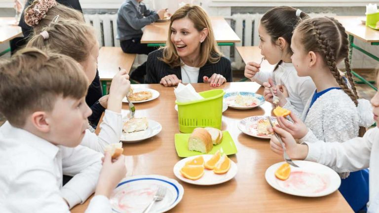 ЗЕЛЕНСЬКА З КЛОПОТЕНКОМ РОЗВІНЧАЛИ МІФИ ПРО НОВЕ ШКІЛЬНЕ ХАРЧУВАННЯ: ЧОМУ НЕ ВАРТО ВІРИТИ