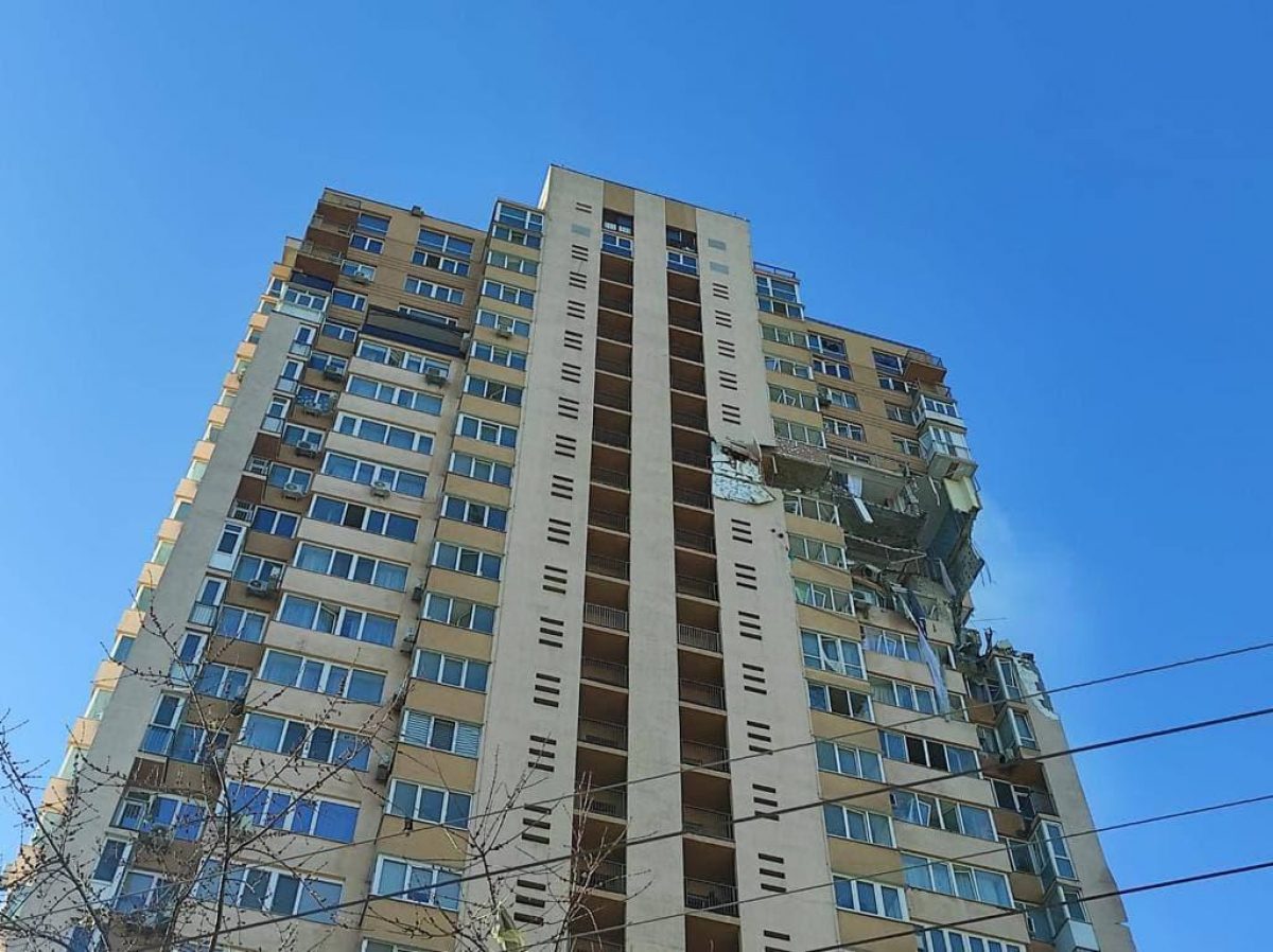 З’ЯВИЛОСЯ ВІДЕО МОМЕНТУ ПОПАДАННЯ СНАРЯДУ В БАГАТОПОВЕРХІВКУ В КИЄВІ Дата публікації 09:27, 26.02.22