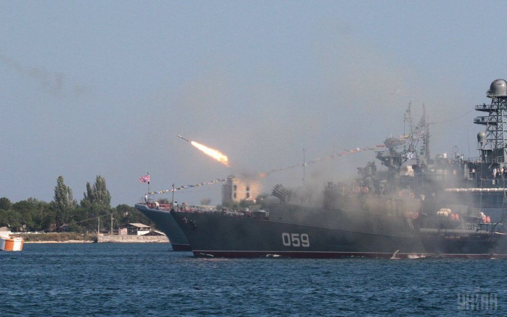 “Дружній вогонь”: російський корабель в акваторії Чорного моря збив власний літак