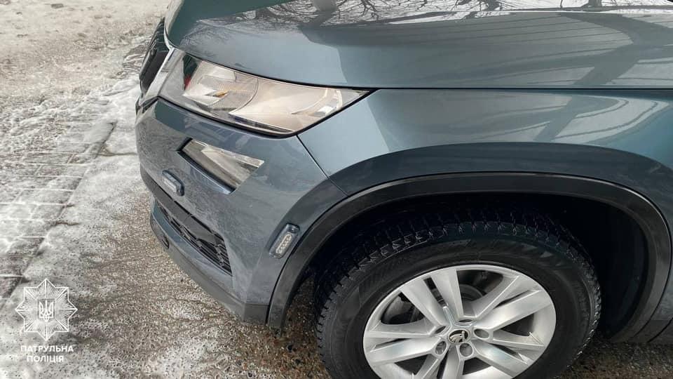 У Києві жінка-водій Lexus зіткнулася з поліцейським “фантомом” (фото)