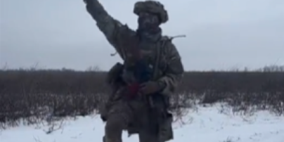 ВІДЕО, НА ЯКОМУ УКРАЇНСЬКИЙ ВІЙСЬКОВИЙ ВИКОНУЄ ЗАПАЛЬНИЙ ТАНЕЦЬ, “ПІДІРВАЛО” МЕРЕЖУ