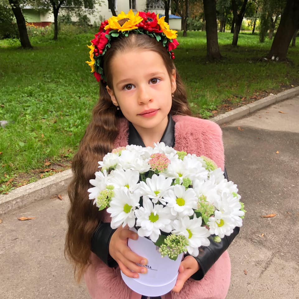 “Припиніть війну”: дівчинка з Рівного заспівала пісню, яка набрала більше 2 млн переглядів (відео)