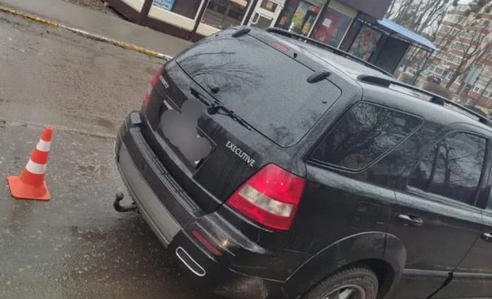 На Київщині жінка за кермом близько кілометра тягнула чоловіка, що випадково зачепився за фаркоп (фото)