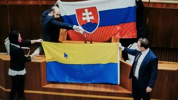В парламенті Словаччини депутати осквернили прапор України