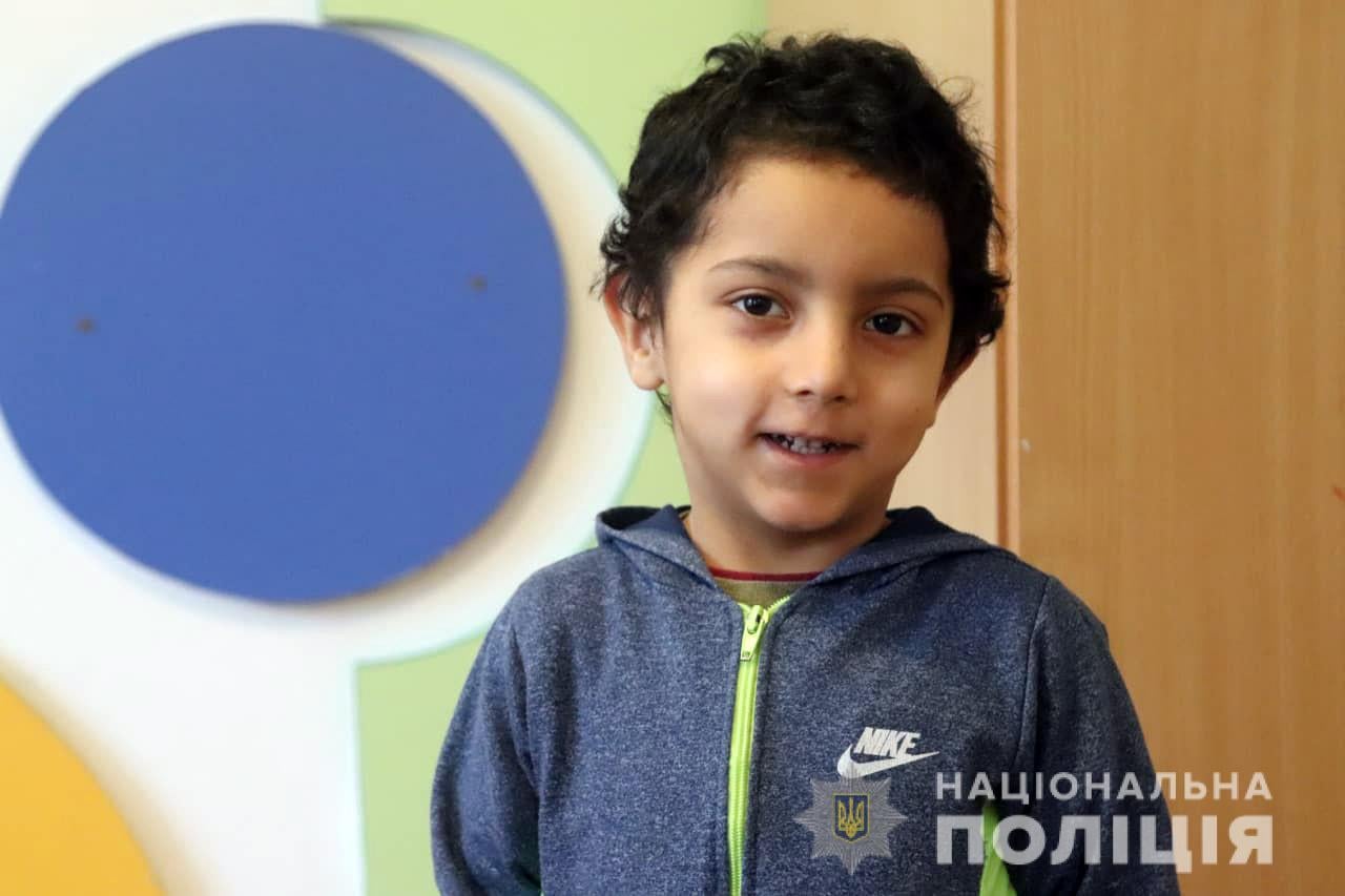 Знайшли на вокзалі: на Рівненщині правоохоронці шукають батьків 4-річного хлопчика