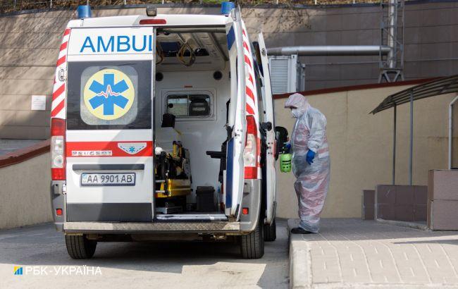 Коли потрібно звертатися до “швидкої” при COVID-19: Перелік симптомів і станів