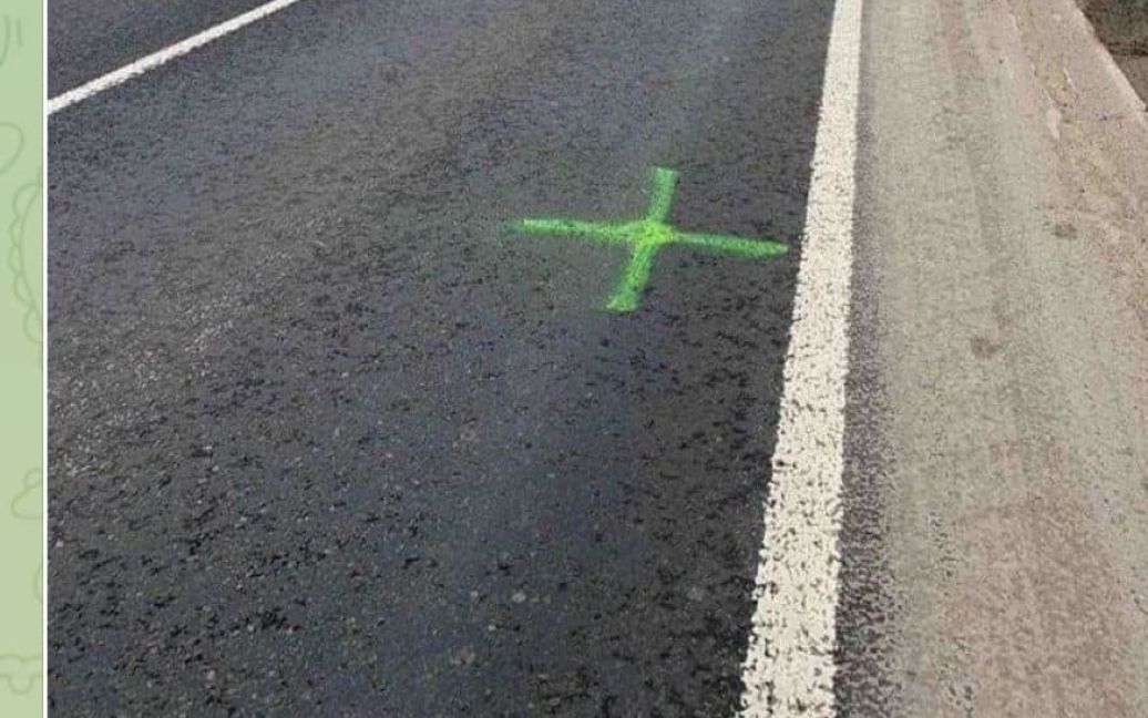 Російські війська залишають мітки на дорогах: їх закликають маскувати