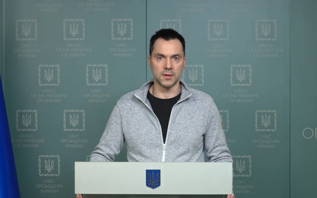 Сучасна техніка не наводиться на світлові знаки на стовпах чи дорогах: Арестович розвіяв міф