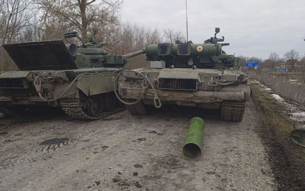 Кидають танки та свої речі: на Чернігівщині російські окупанти в паніці рятуються втечею (фото)