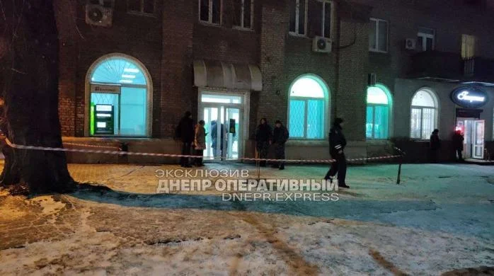 Озброєний злочинець напав на “ПриватБанк” у Дніпрі: за грабіжника оголосили винагороду​​ в 100 000 гривень (фото)