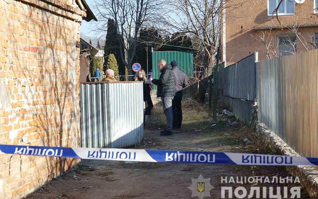 Лупцював качалкою: на Хмельниччині 14-річний хлопець вбив жінку, а його батько виніс труп на смітник
