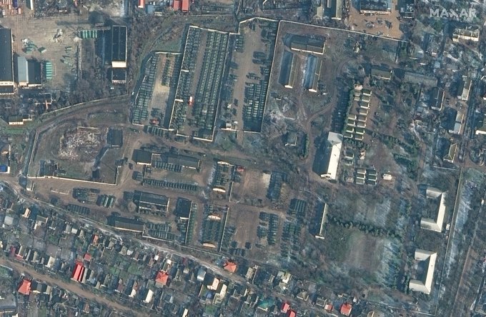 Нові супутникові знімки військ РФ: збільшують техніку й розгортають намети