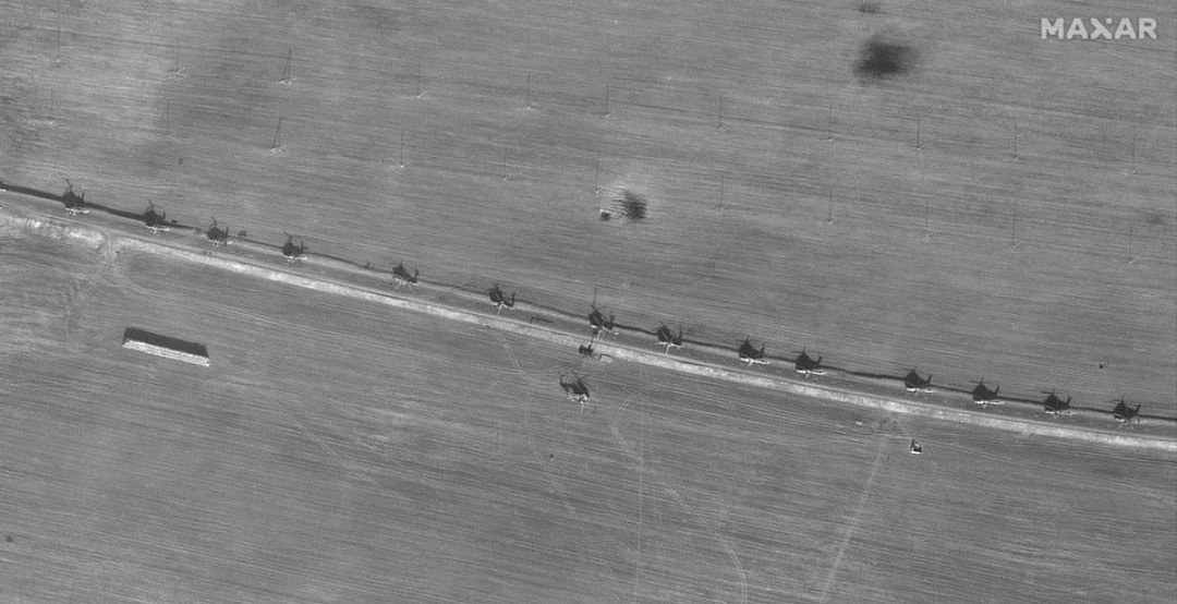 Супутникові дані свідчать про розгортання військ і 150 гелікоптерів у Білорусі – Maxar