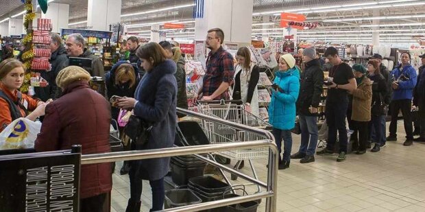 Українці змітають продукти з полиць супермаркетів, поки копи готуються до посиленої роботи: “Не будьте такими”