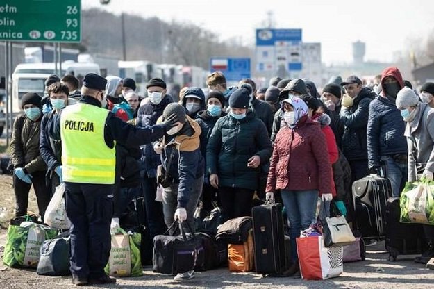 Штрафи та депортація на пʼять років: як підставляють українських заробітчан у Польщі