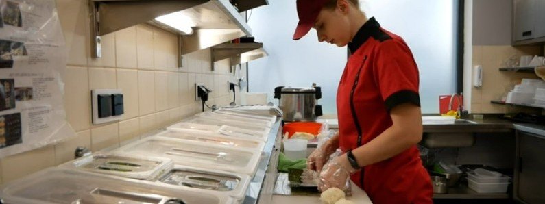 Як працюють та скільки заробляють українські майстри суші в Польщі