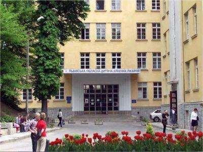 У Львові лікарі витягли з ока 3-річної дівчики 10-сантиметрового паразита (ФОТО)