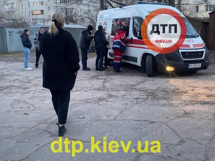 У столиці із вікна квартири на п’ятому поверсі випав хлопчик (фото)