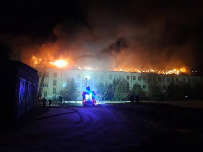 Моторошна пожежа у столичній школі: палав весь дах та верхній поверх (фото)