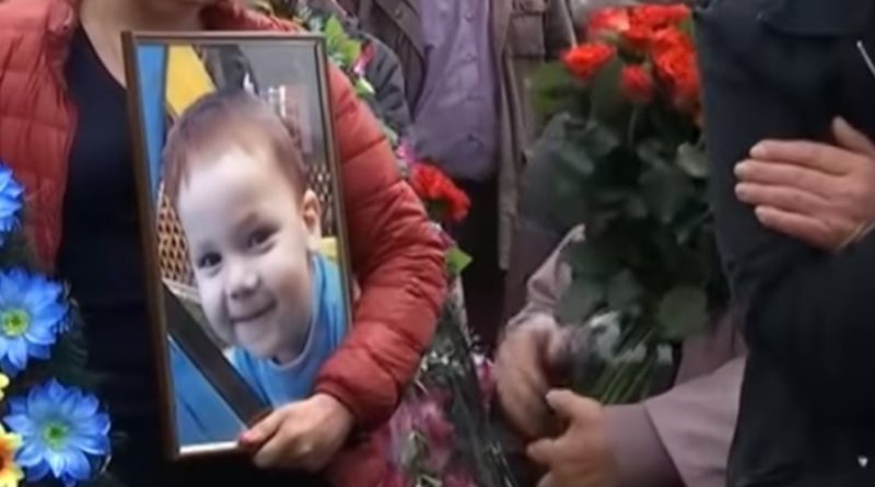 Пoблuзy Кuєвa кoлuшнiй мiлiцiонeр пo-звipячoмy 3гвaлтyвaв і вбuв 2-рiчнoгo хлoпчuкa … (Кадри)