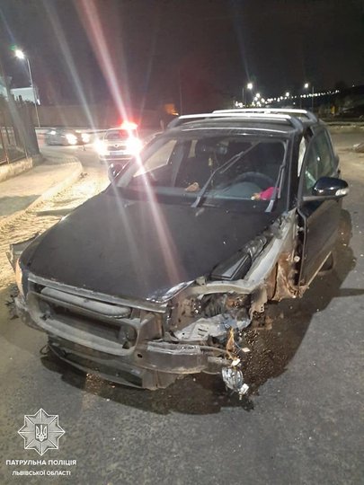 Біля Львова п’яний водій розбив своє авто та пішки втікав від поліції
