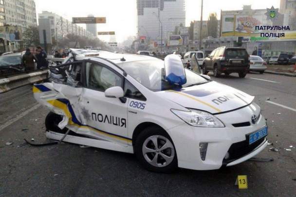Стало відомо, скільки автомобілів розбили українські поліцейські у 2021 році