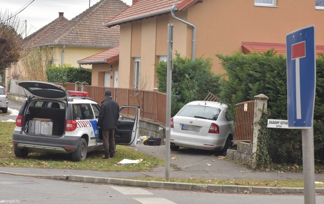 В Угорщині український контрабандист, втікаючи від поліції, в’їхав у паркан будинку (ФОТО)
