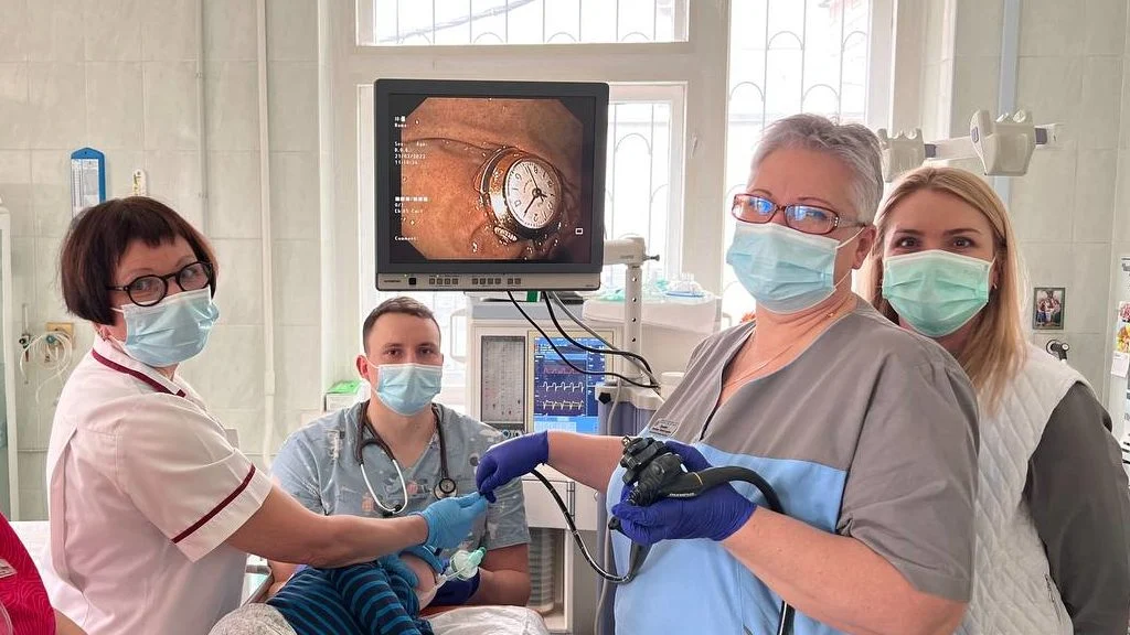 Проковтнув сімейну реліквію: у Києві лікарі витягли зі шлунка дитини годинник