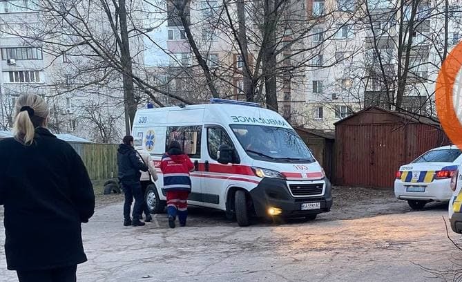 У Києві 13-річний хлопчик випав з вікна багатоповерхівки