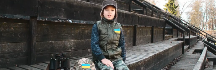“Я не хочу гратись у війну”: школяр з Тернопільщини підкорив мережу виконанням пісні (ВІДЕО)