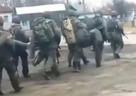 Під вигуки Слава Україні. У Сумській області російські військові залишили техніку і пішки пішли у бік кордону з РФ