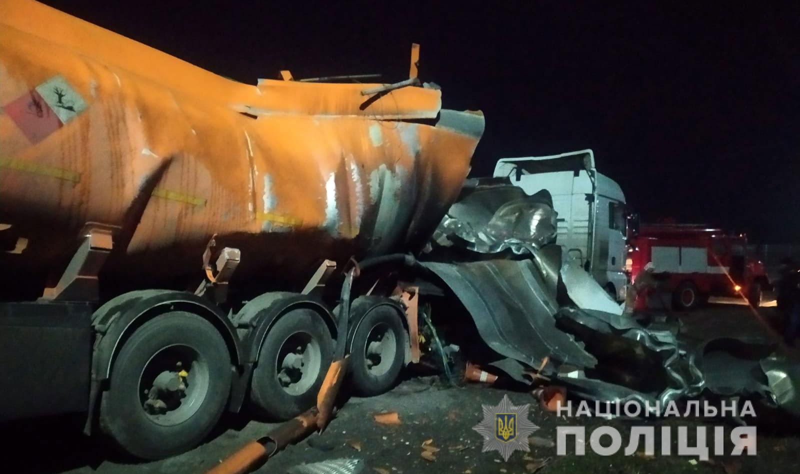 На Полтавщині з невідомих причин вибухнув бензовоз, є загиблі. ФОТО