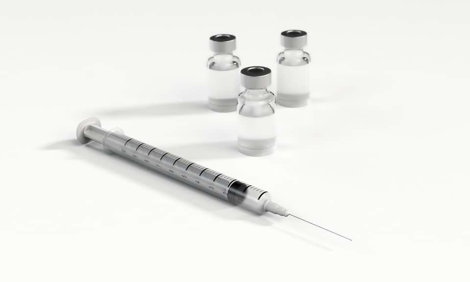 Вчені назвали часту причину побічних реакцій від вакцини