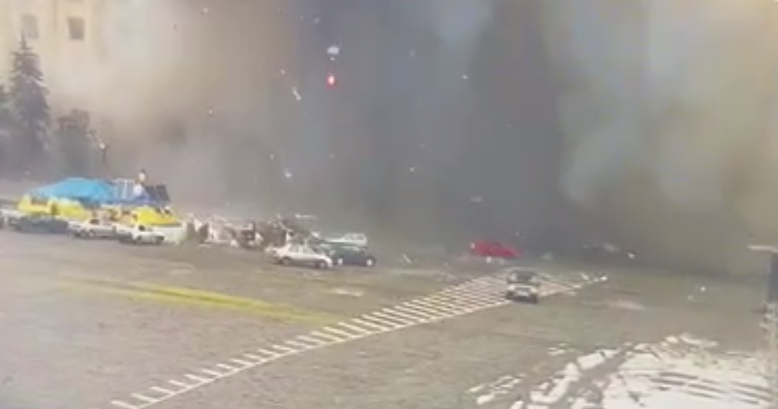Окупанти обстріляли ракетами майдан Свободи в Харкові: є жертви, знищено будівлю ОДА (фото, відео)