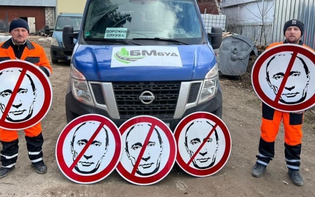 Українські дорожники встановлюють дорожні знаки з зображенням Путіна (фото)