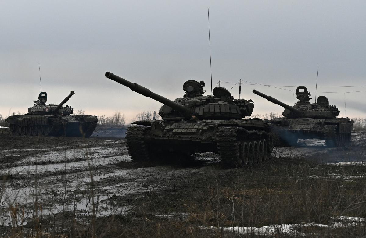 “Своїх не кидаємо”: з’явилося відео, на якому російський танк переїхав свого ж солдата