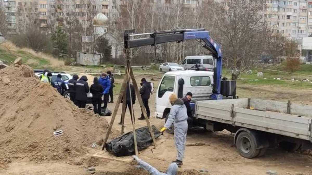 Людей у братських могилах у Бучі ховав місцевий комунальник, – поліція