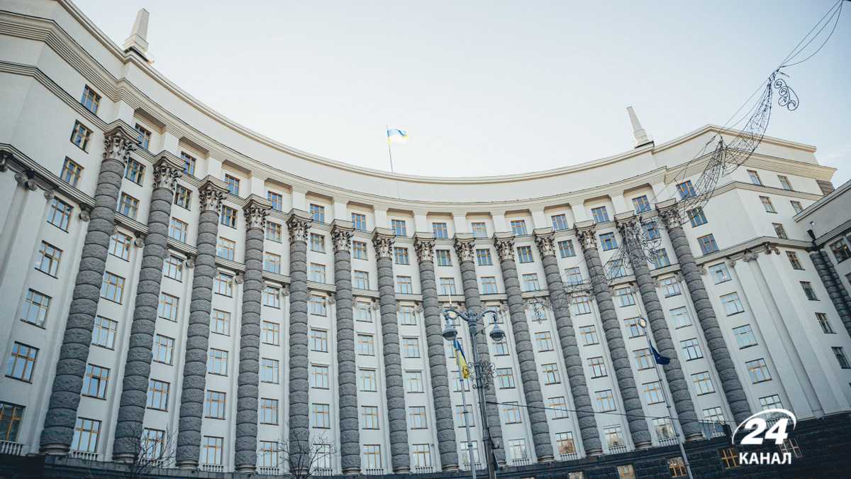 Чиновники повинні повернутися в Україну до 25 квітня: уряд ухвалив постанову